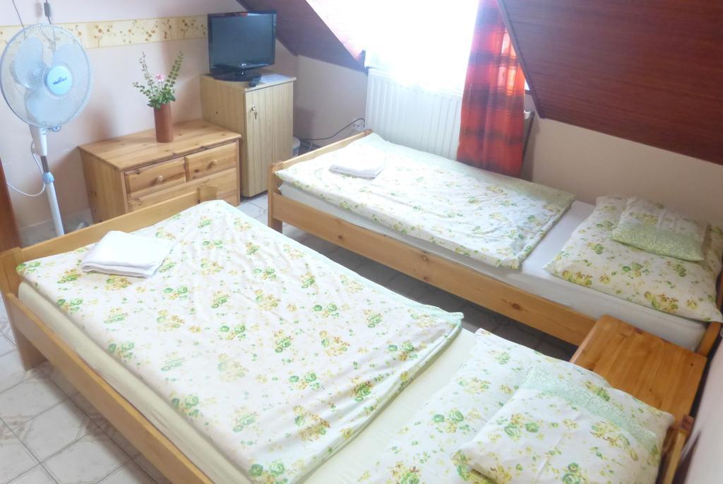 Familia Panzio Hotel Pannonhalma Szoba fotó