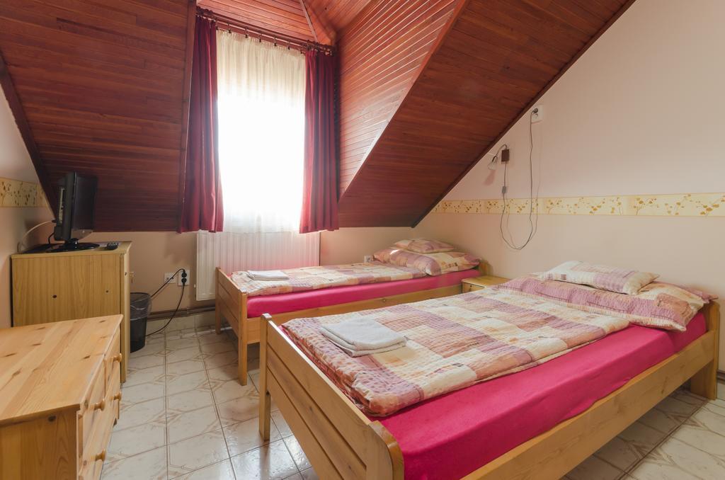 Familia Panzio Hotel Pannonhalma Kültér fotó